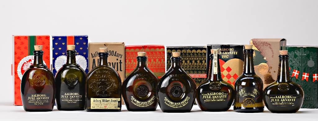 17 Flaschen Jule Aalborg Akvavit, komplette Jahrgänge: 1981-1997, je ca. 70 cl, top shoulder u. besser, in jeweiligem Originalgeschenkkarton, seit ...