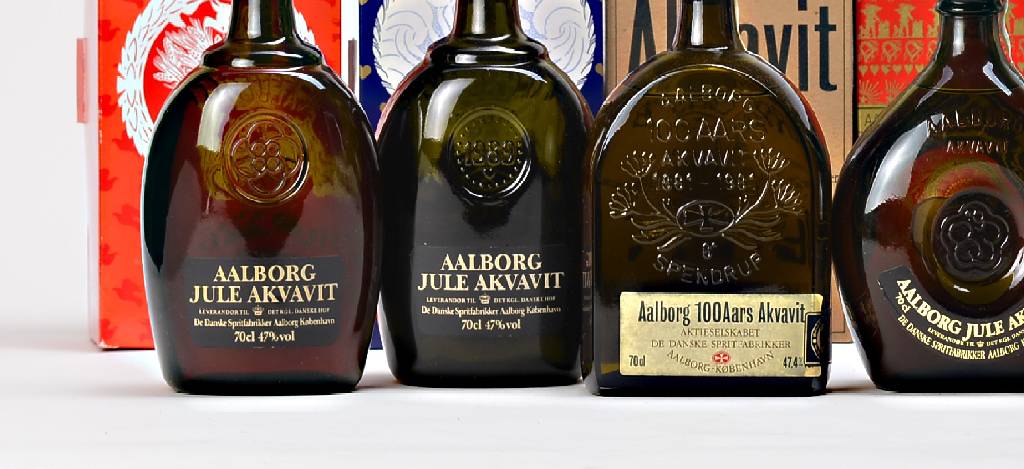 Detail a: 17 Flaschen Jule Aalborg Akvavit, komplette Jahrgänge: 1981-1997, je ca. 70 cl, top shoulder u. besser, in jeweiligem Originalgeschenkkarton, seit ...