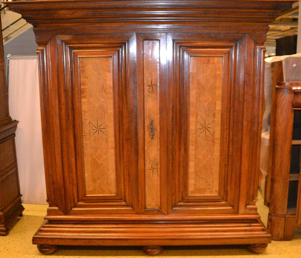 Detail a: Frankfurter Wellenschrank bzw. Nasenschrank, Hessen, Mitte 18.Jh., Nussbaum massiv, Giebel u. Sockel ortstypisch weit ausladend u. überreich ...