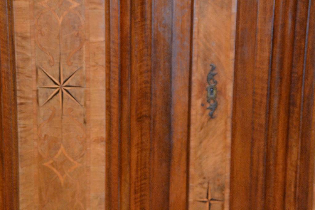 Detail b: Frankfurter Wellenschrank bzw. Nasenschrank, Hessen, Mitte 18.Jh., Nussbaum massiv, Giebel u. Sockel ortstypisch weit ausladend u. überreich ...