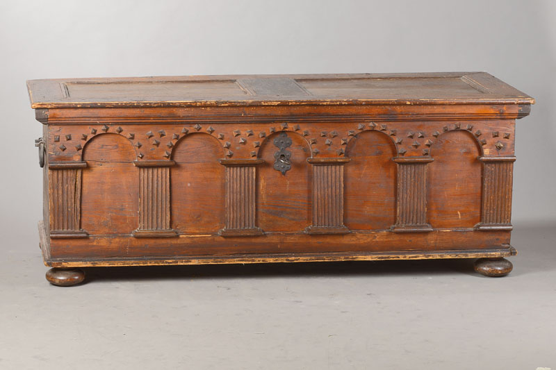 Flachdeckeltruhe, westdeutsch, um 1800, Weichholz, frontseitig in 5-facher renaissanceartigen Arkadenverzierung mit angedeuteten Pilaster u. vielen ...