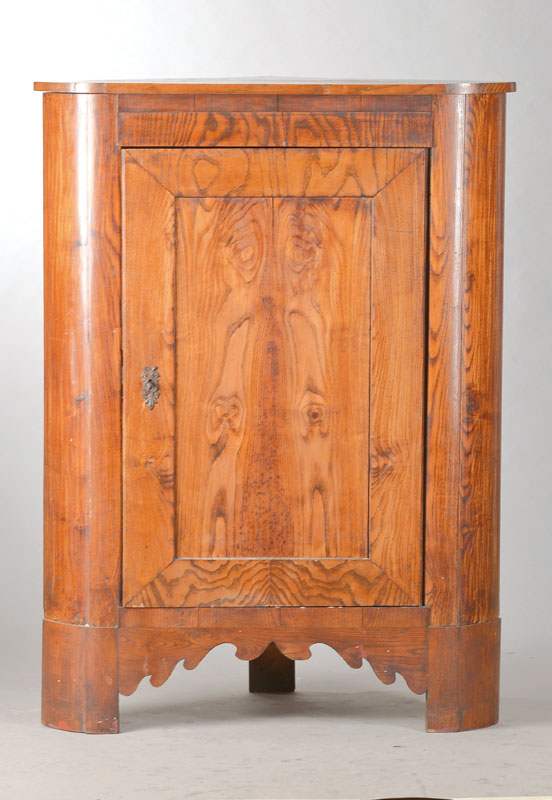 Eckschrank, norddeutsch, um 1860, Eschefurnier auf Weichholzkorpus, 1-türig, l. gewölbte Front, 2 Einlegeböden, geschweiftes Zargenstück, ...
