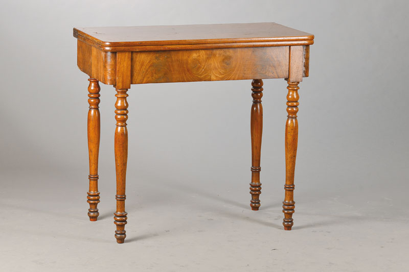 Spieltisch, wohl Pfalz bzw. südwestdeutsch, z.T. um 1820, Mahagoni- bzw. Pyramidenmahagonifurnier, reich gedrechselte Beine von 1820 oder früher, ...