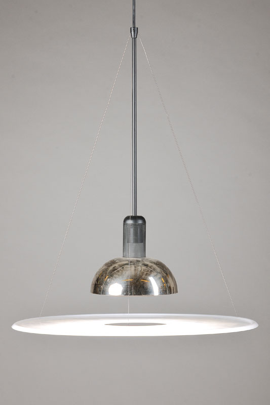 Deckenleuchte "Frisbi", Entwurf Achille Castiglioni, 1978, Metall hochglanzverchromt, Scheibe aus Metacryl von 3 Stahlfäden gehalten. Der ...