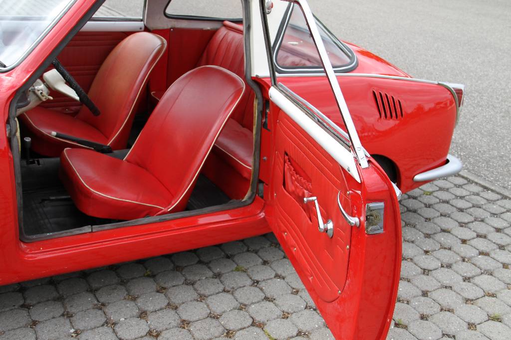 Detail d: Goggomobil T250 Coupe, EZ 03.1959, Laufleistung 91.365 km abgelesen, H-Zulassung,10 KW/ 13,6 PS, Schaltgetriebe, rot mit weißemDach, Kunstleder rot, ...