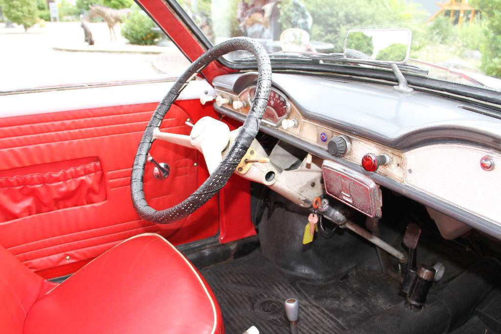 Detail e: Goggomobil T250 Coupe, EZ 03.1959, Laufleistung 91.365 km abgelesen, H-Zulassung,10 KW/ 13,6 PS, Schaltgetriebe, rot mit weißemDach, Kunstleder rot, ...