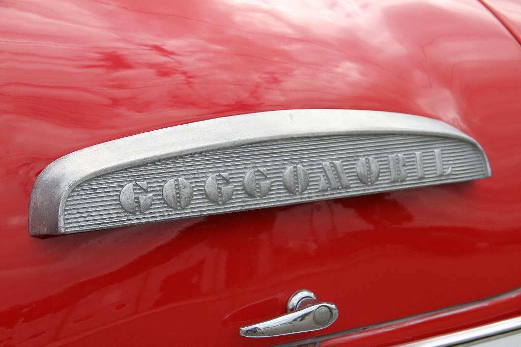 Detail h: Goggomobil T250 Coupe, EZ 03.1959, Laufleistung 91.365 km abgelesen, H-Zulassung,10 KW/ 13,6 PS, Schaltgetriebe, rot mit weißemDach, Kunstleder rot, ...