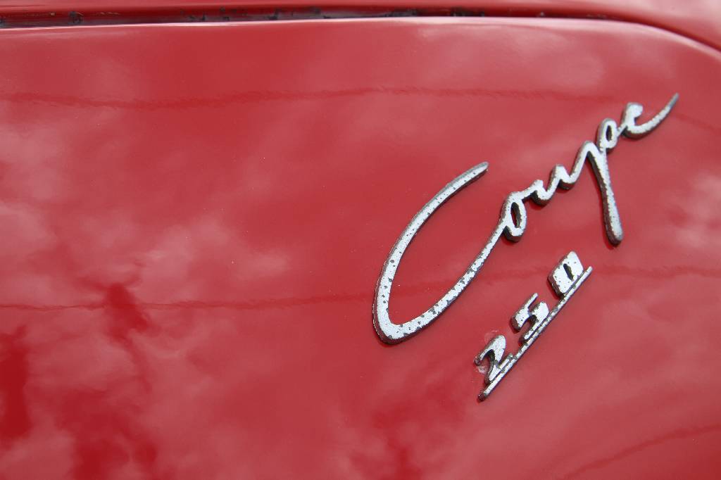 Detail i: Goggomobil T250 Coupe, EZ 03.1959, Laufleistung 91.365 km abgelesen, H-Zulassung,10 KW/ 13,6 PS, Schaltgetriebe, rot mit weißemDach, Kunstleder rot, ...