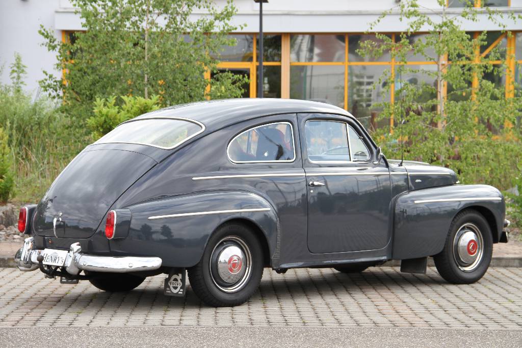 Detail b: Volvo PV 544, EZ 11.1962, Laufleistung 65.364 km abgelesen, H-Zulassung, 59 kW/ 80 PS, 4-Gang Schaltgetriebe, grau, Schalensitze Kunstleder ...