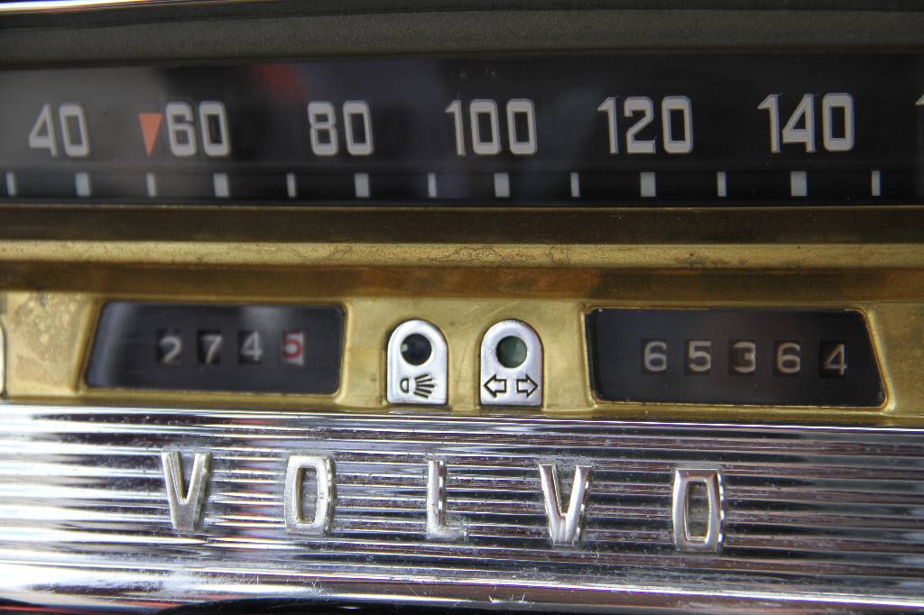 Detail h: Volvo PV 544, EZ 11.1962, Laufleistung 65.364 km abgelesen, H-Zulassung, 59 kW/ 80 PS, 4-Gang Schaltgetriebe, grau, Schalensitze Kunstleder ...