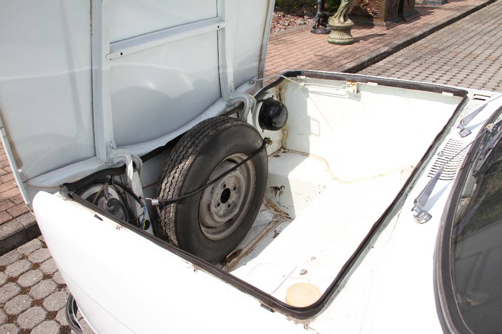 Detail d: Simca 1000 Automatique, EZ 1962, Laufleistung 30.100 km abgelesen, 29 kW/ 40 PS, Automatikgetriebe (sehr selten), weiß, Kunstleder zweifarbig ...