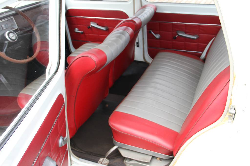 Detail h: Simca 1000 Automatique, EZ 1962, Laufleistung 30.100 km abgelesen, 29 kW/ 40 PS, Automatikgetriebe (sehr selten), weiß, Kunstleder zweifarbig ...