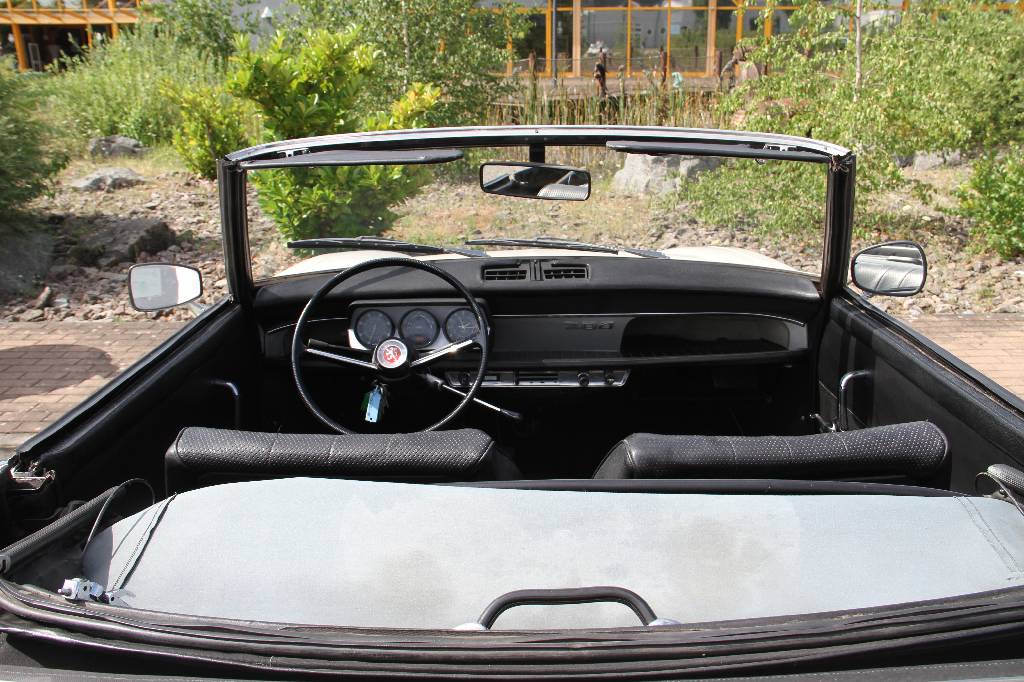 Detail e: Peugeot 204 Cabriolet, EZ 04.1975, Laufleistung 98.538 km abgelesen, 40 kW/ 54 PS, Handstockschaltgetriebe, weiß, Kunstleder schwarz, spanische ...