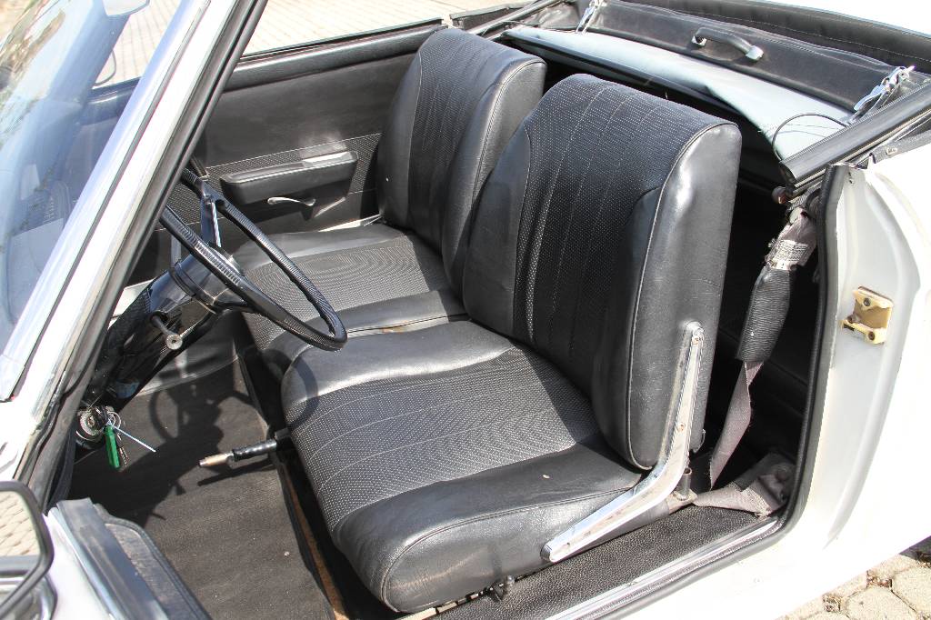 Detail f: Peugeot 204 Cabriolet, EZ 04.1975, Laufleistung 98.538 km abgelesen, 40 kW/ 54 PS, Handstockschaltgetriebe, weiß, Kunstleder schwarz, spanische ...