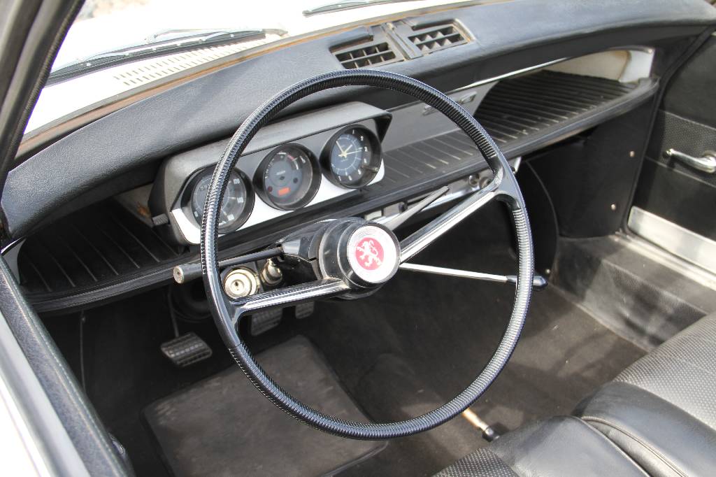 Detail g: Peugeot 204 Cabriolet, EZ 04.1975, Laufleistung 98.538 km abgelesen, 40 kW/ 54 PS, Handstockschaltgetriebe, weiß, Kunstleder schwarz, spanische ...