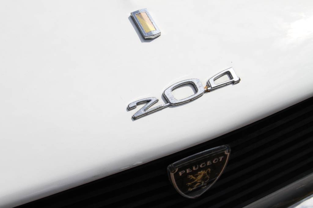 Detail h: Peugeot 204 Cabriolet, EZ 04.1975, Laufleistung 98.538 km abgelesen, 40 kW/ 54 PS, Handstockschaltgetriebe, weiß, Kunstleder schwarz, spanische ...