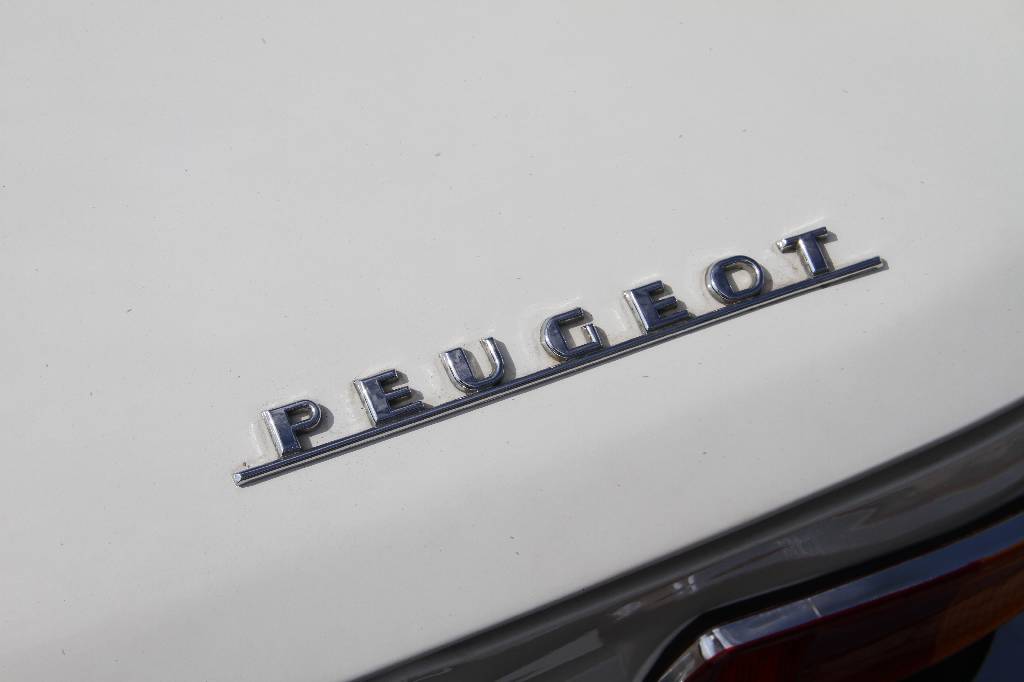 Detail i: Peugeot 204 Cabriolet, EZ 04.1975, Laufleistung 98.538 km abgelesen, 40 kW/ 54 PS, Handstockschaltgetriebe, weiß, Kunstleder schwarz, spanische ...