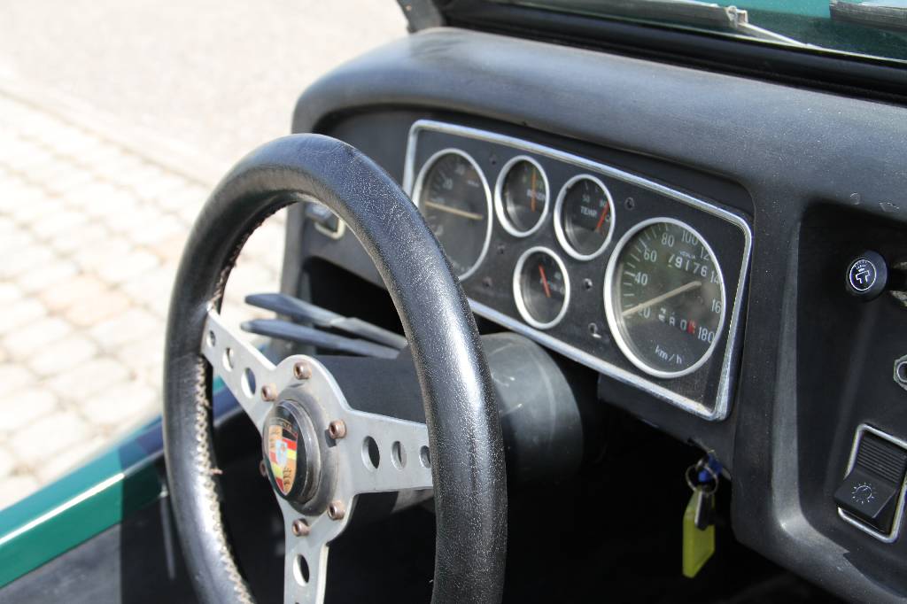 Detail d: Hispano Alemán Mallorca, EZ 1975, Laufleistung 79.200 km abgelesen, 72 kW/ 98 PS, 5-Gang Getriebe, dunkelgrün, Cordstoff grau/ Kunstleder schwarz, ...