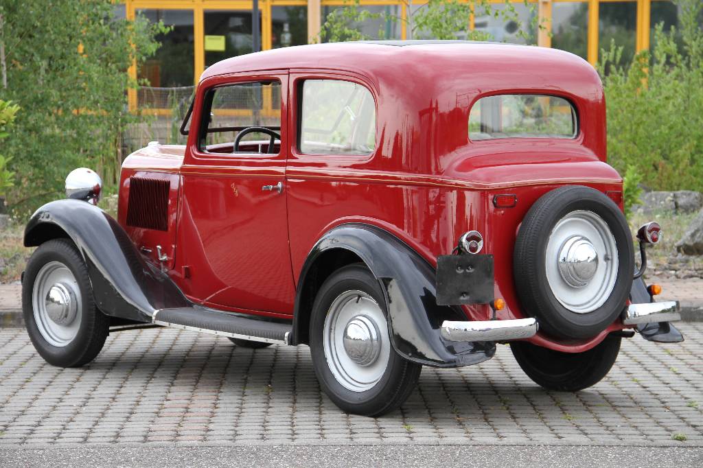 Detail b: Fiat 508 S Balilla, EZ 10.1934, Laufleistung46.442 km abgelesen, 22 KW/ 30 PS, Schaltgetriebe, rot/schwarz, Stoffsitze in grau, spanische Papiere, ...