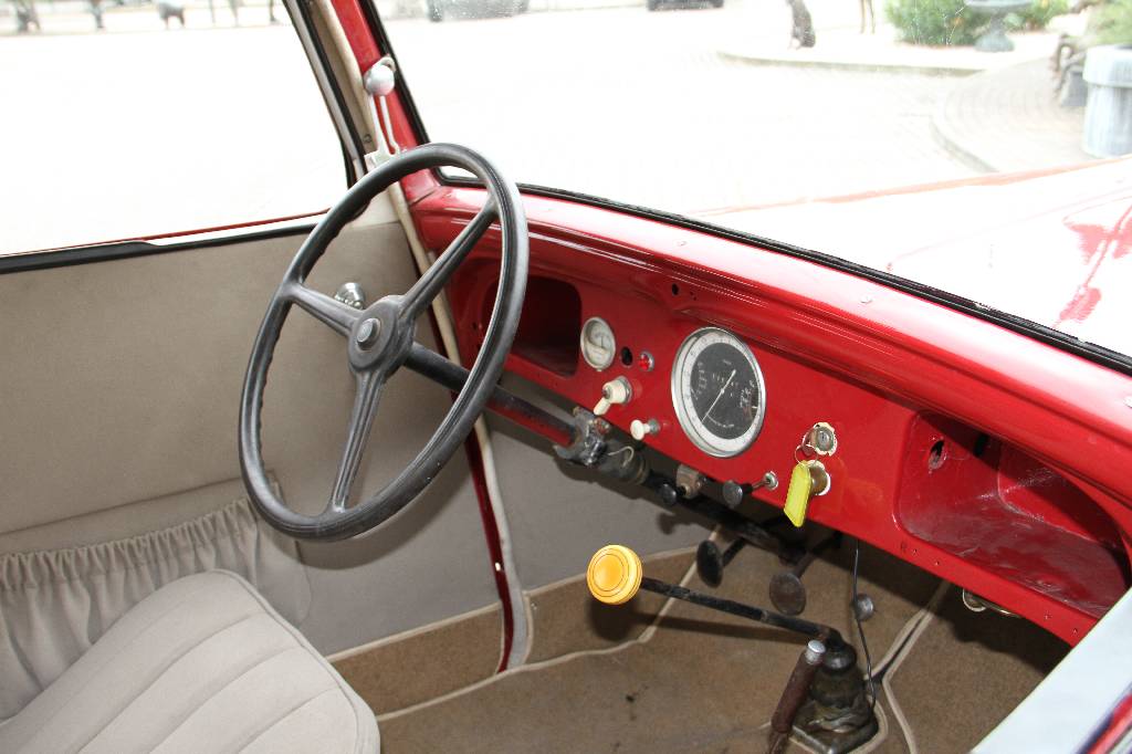 Detail c: Fiat 508 S Balilla, EZ 10.1934, Laufleistung46.442 km abgelesen, 22 KW/ 30 PS, Schaltgetriebe, rot/schwarz, Stoffsitze in grau, spanische Papiere, ...