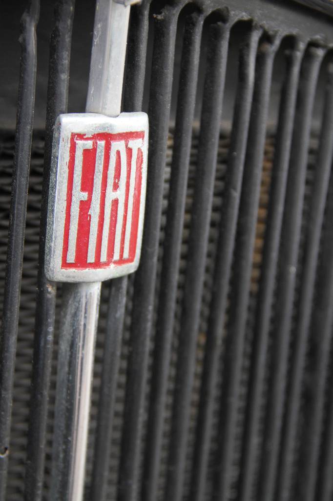 Detail h: Fiat 508 S Balilla, EZ 10.1934, Laufleistung46.442 km abgelesen, 22 KW/ 30 PS, Schaltgetriebe, rot/schwarz, Stoffsitze in grau, spanische Papiere, ...
