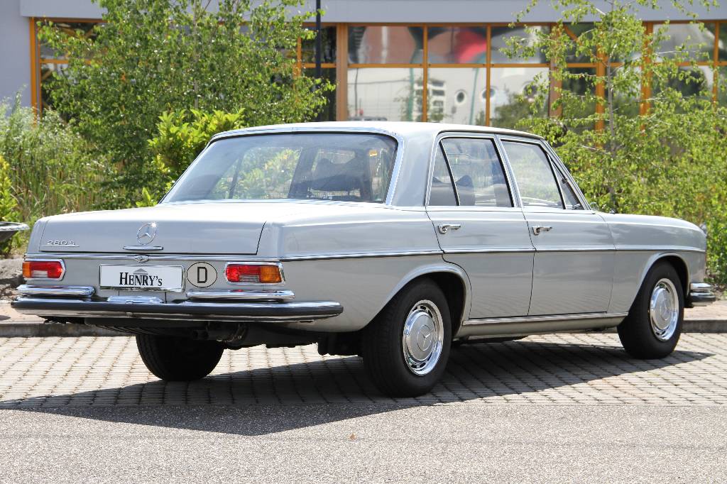Detail b: Mercedes-Benz 280 S, EZ 11.1969, 1.Hand, Laufleistung 80.032 km abgelesen, 103 KW/ 140 PS, 4-Gang-Schaltgetriebe, silber, Kunstleder dunkelblau, ...