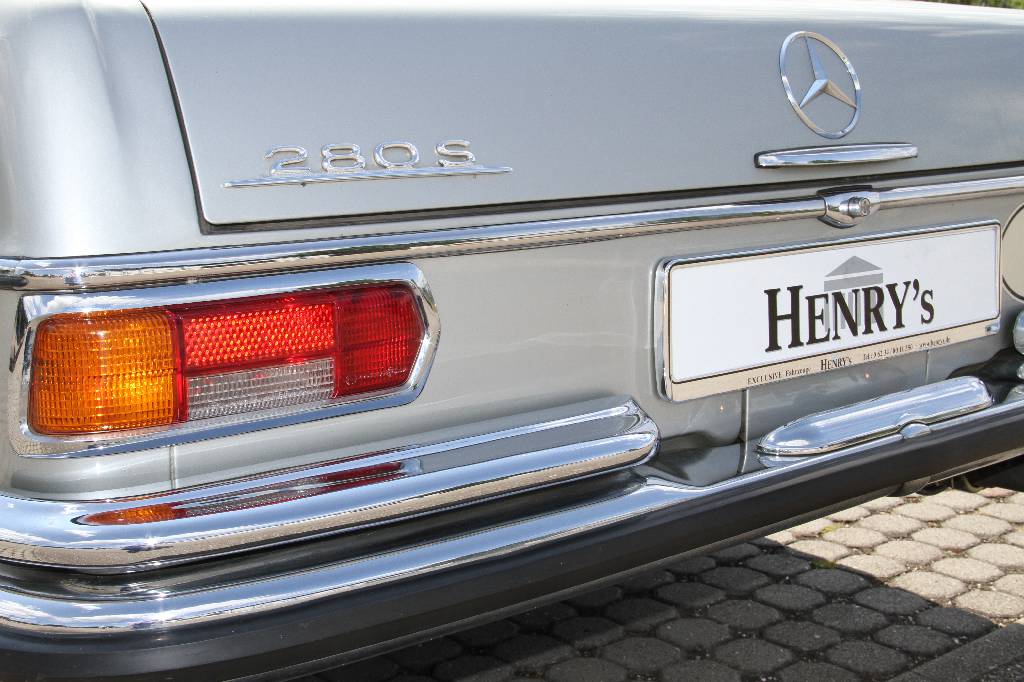 Detail d: Mercedes-Benz 280 S, EZ 11.1969, 1.Hand, Laufleistung 80.032 km abgelesen, 103 KW/ 140 PS, 4-Gang-Schaltgetriebe, silber, Kunstleder dunkelblau, ...