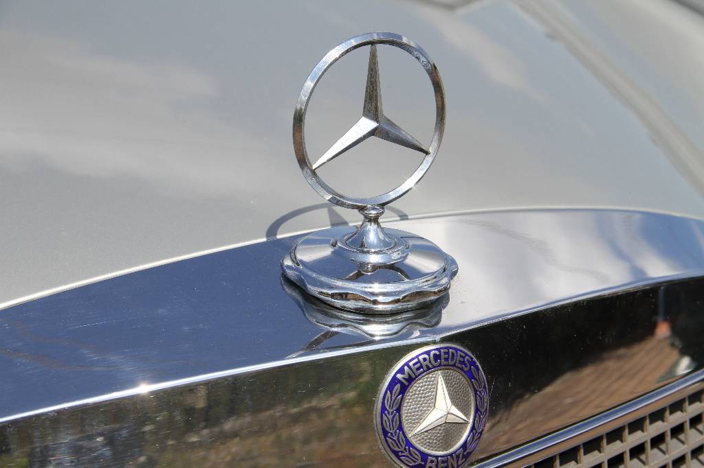 Detail e: Mercedes-Benz 280 S, EZ 11.1969, 1.Hand, Laufleistung 80.032 km abgelesen, 103 KW/ 140 PS, 4-Gang-Schaltgetriebe, silber, Kunstleder dunkelblau, ...