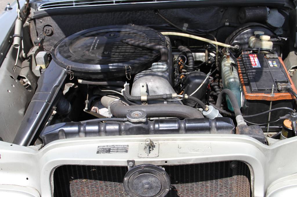 Detail f: Mercedes-Benz 280 S, EZ 11.1969, 1.Hand, Laufleistung 80.032 km abgelesen, 103 KW/ 140 PS, 4-Gang-Schaltgetriebe, silber, Kunstleder dunkelblau, ...