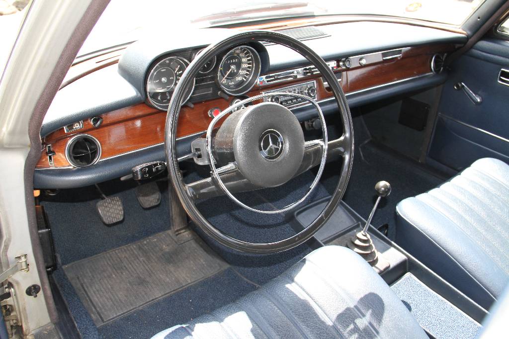 Detail h: Mercedes-Benz 280 S, EZ 11.1969, 1.Hand, Laufleistung 80.032 km abgelesen, 103 KW/ 140 PS, 4-Gang-Schaltgetriebe, silber, Kunstleder dunkelblau, ...