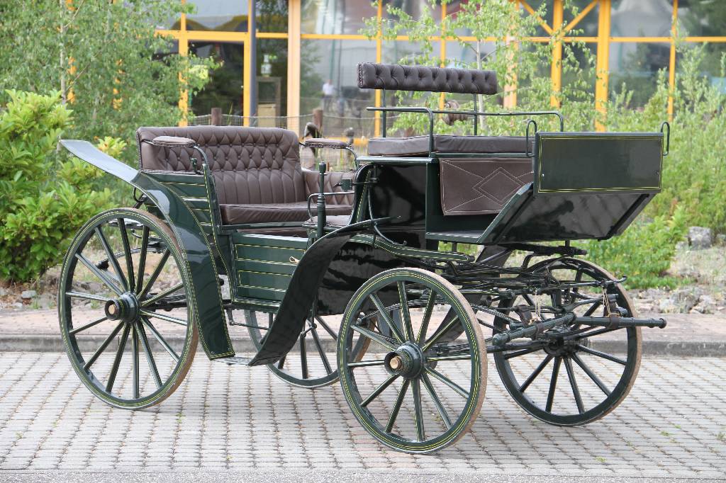 Park-/Jagdkutsche, um 1880, 2 Deichseln für Ein- oder Zweispänner vorhanden, Sitze in Leder braun, diese genoppt und z.T. geheftet, aufwendig in ...