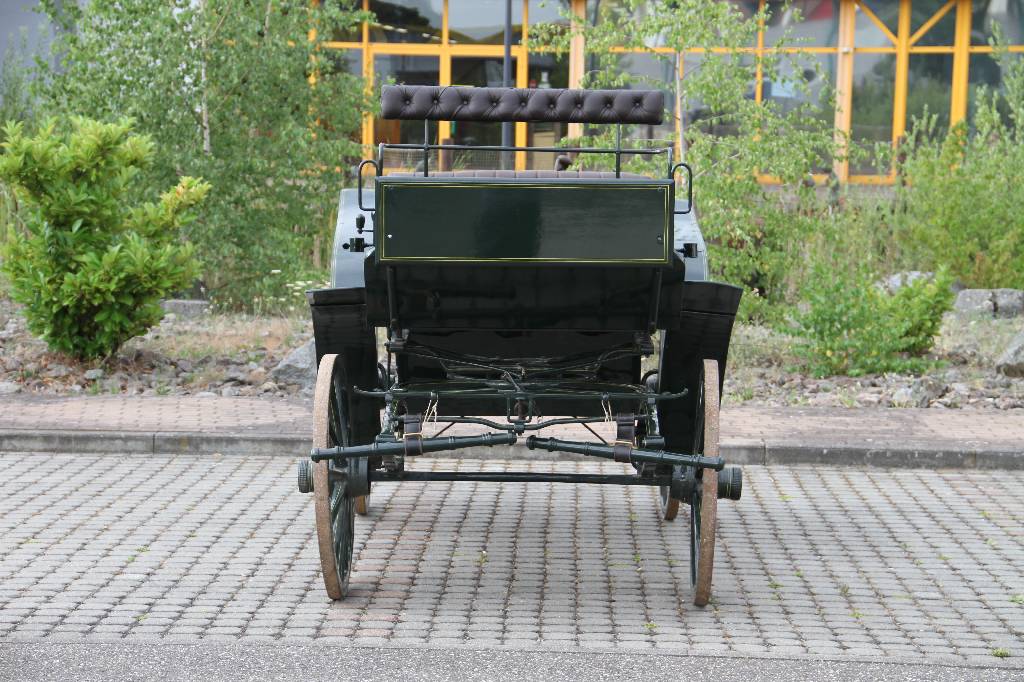Detail a: Park-/Jagdkutsche, um 1880, 2 Deichseln für Ein- oder Zweispänner vorhanden, Sitze in Leder braun, diese genoppt und z.T. geheftet, aufwendig in ...