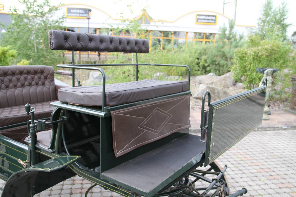 Detail b: Park-/Jagdkutsche, um 1880, 2 Deichseln für Ein- oder Zweispänner vorhanden, Sitze in Leder braun, diese genoppt und z.T. geheftet, aufwendig in ...