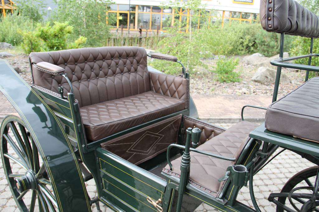 Detail e: Park-/Jagdkutsche, um 1880, 2 Deichseln für Ein- oder Zweispänner vorhanden, Sitze in Leder braun, diese genoppt und z.T. geheftet, aufwendig in ...