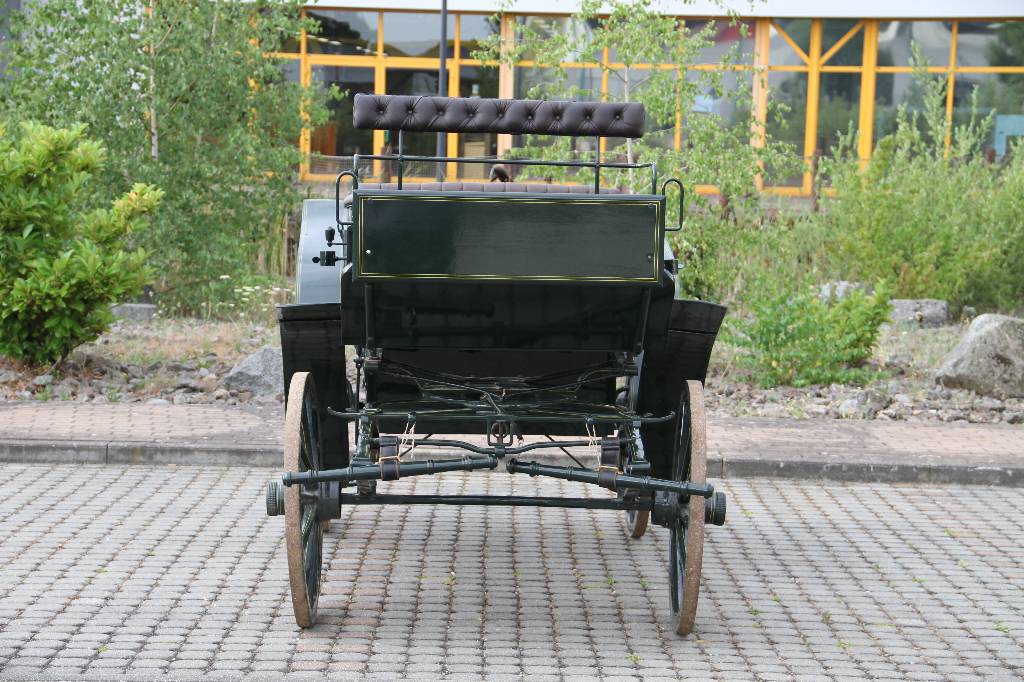 Detail f: Park-/Jagdkutsche, um 1880, 2 Deichseln für Ein- oder Zweispänner vorhanden, Sitze in Leder braun, diese genoppt und z.T. geheftet, aufwendig in ...