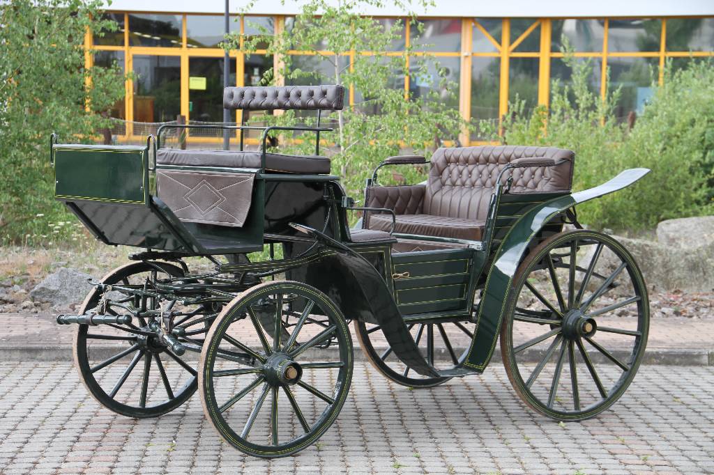Detail g: Park-/Jagdkutsche, um 1880, 2 Deichseln für Ein- oder Zweispänner vorhanden, Sitze in Leder braun, diese genoppt und z.T. geheftet, aufwendig in ...