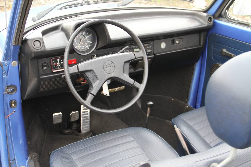 Detail d: VW Käfer 1303 LS Cabriolet, EZ 04.1977, 6. Hand (laut Brief), Schaltgetriebe, Laufleistung ca. 64.853 km Original, 37 KW/ 50 PS, geregelter ...