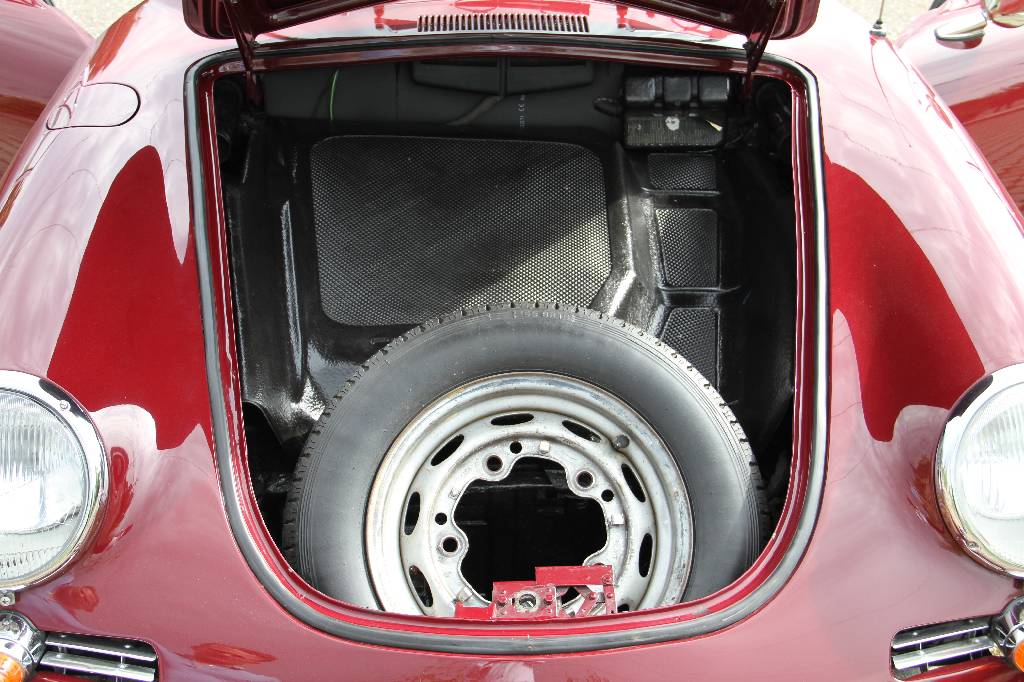 Detail e: Porsche 356 B Coupe, EZ 07.1962, Laufleistung 39.292 km abgelesen, 44 KW/ 60 PS, Schaltgetriebe, rubinrot, Kunstleder beige, ehemals USA, Fahrzeug ...