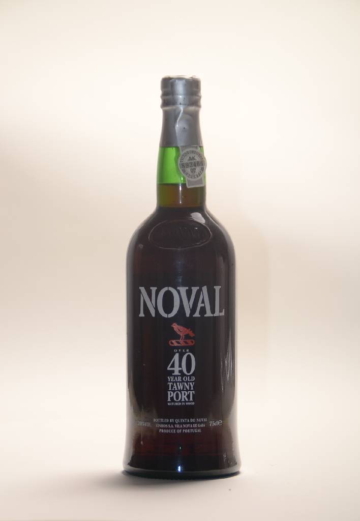 3 Flaschen Portwein, 2x Quinta do Noval 40 year old Tawny Port, je ca. 75 cl, into neck, Nr: 604592 u. 893406, Cellartracker 93/100, unverkostet, 1x ...