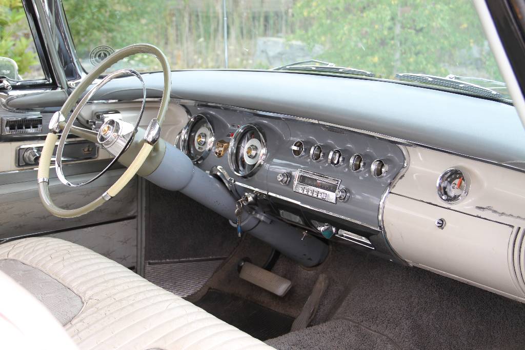 Detail c: Chrysler Imperial 2-Door Southampton Coupé, EZ 05.1956, Laufleistung 78.000 km, 200 KW/ 272 PS, H-Zulassung, Automatikgetriebe, schwarz mit weißem ...