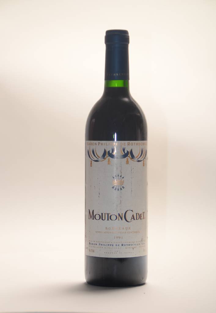 4 Flaschen 1991 Mouton Cadet, Baron Phiippe de Rothschild, Pauillac, je ca. 75 cl., into neck bis high fill, unverkostet, Etiketten teilw. besch. und ...