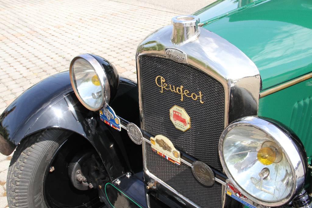 Detail d: Peugeot 190 S, EZ 04.1928, H-Kennzeichen, Laufleistung 14.779 km abgelesen, 10 kW/ 14 PS, Schaltgetriebe, grün/schwarz, Alcantara grün, Fahrzeug ...