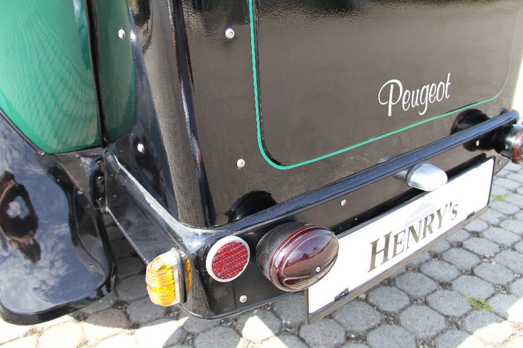 Detail e: Peugeot 190 S, EZ 04.1928, H-Kennzeichen, Laufleistung 14.779 km abgelesen, 10 kW/ 14 PS, Schaltgetriebe, grün/schwarz, Alcantara grün, Fahrzeug ...