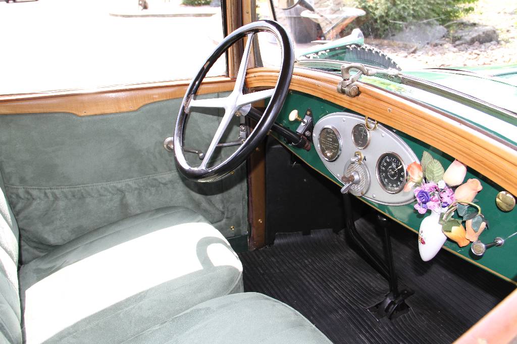 Detail g: Peugeot 190 S, EZ 04.1928, H-Kennzeichen, Laufleistung 14.779 km abgelesen, 10 kW/ 14 PS, Schaltgetriebe, grün/schwarz, Alcantara grün, Fahrzeug ...
