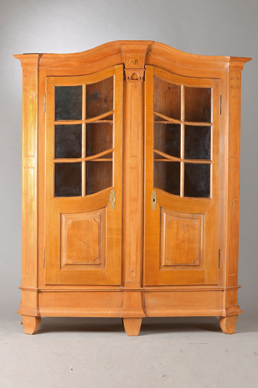 Vitrine, Oberrhein, um 1825/30, Kirschbaum massiv, geschweifter Giebel, Mittelstück als Pilaster ausgearbeitet, mit auf Rahmen gearbeitet, Türen ...