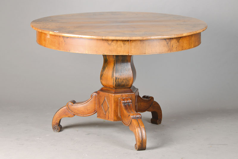 Tisch, Biedermeier, um 1830, Nußbaum massiv u. furniert, runde Platte mit zwei Schubladen in der Zarge, hexagonaler Schaft mit 3 Auslegern in Form ...