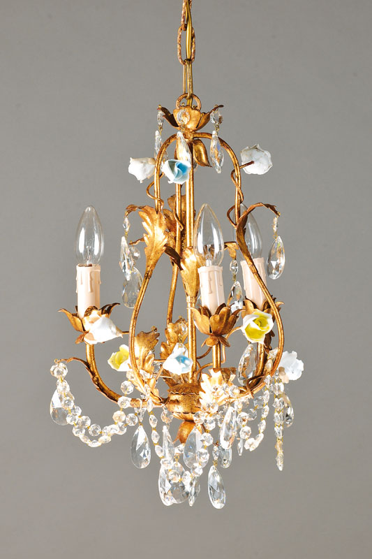 Kleine Deckenlampe, wohl Böhmen, um 1930, Metall mit reichem Glasgehänge, Porzellanrosendrei Brennstellen, Elektrifizierung nicht geprüft, H: ca. ...