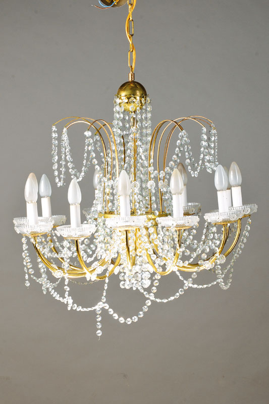 Große Deckenlampe-Böhmen, Mitte 20.Jh., zwölf Brennstellen, Messinggestell geschliffen, Kristallgehänge, Abhängungen in Tropfschälchen ...