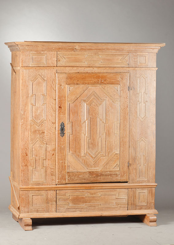 1-türiger Schrank, Hessen, um 1800, Eiche massiv, vielfach abgeblendeter verkröpfter Kassettendekor, ergänzte aber stilistisch stimmige ...