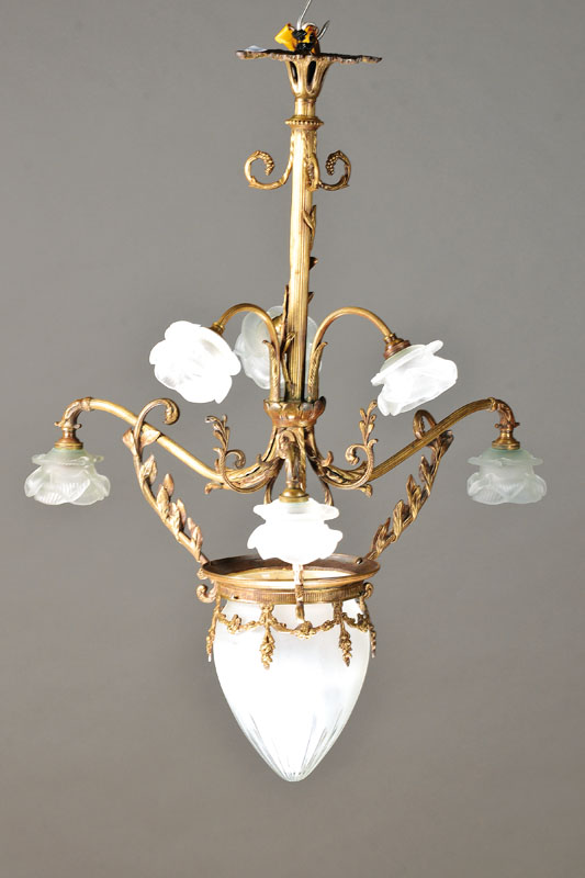 Deckenlampe, Frankreich, um 1910, Messing, mit geschliffener Mittelschale und 6 einzelnen Brennstellen mit Rosenschirmen, ein Schirm an einem Blatt ...